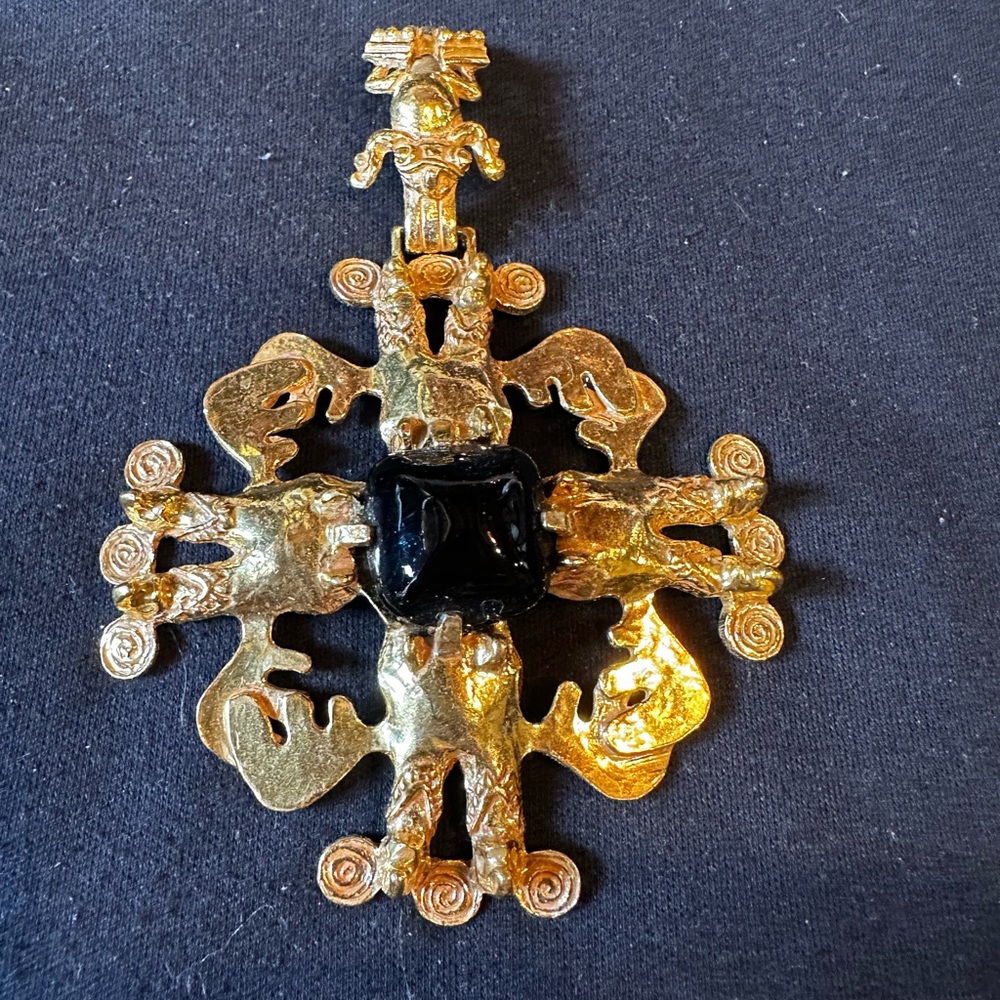 Castlecliff rare medallion pendant with black stone - Rare